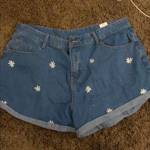 Plus daisy embroidery turn up hem denim shorts